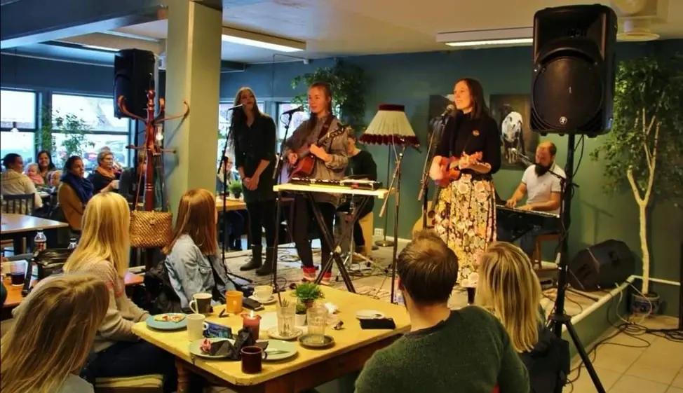 Musikkarrangement på TID kafe. Foto: TID kafé og landhandel.