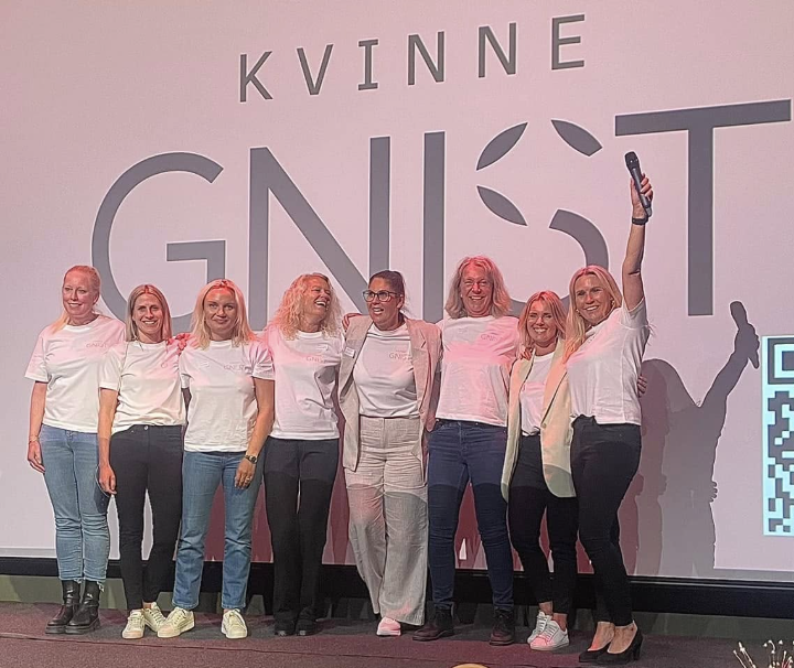Styret i Kvinnegnist på scenen. Foto: Kvinnegnist.