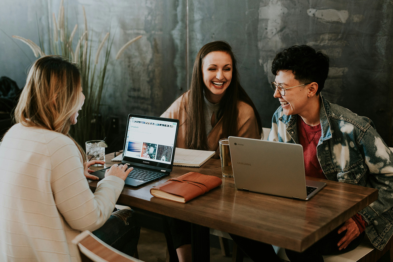 Gjeng som jobber på pc sammen. Foto: Brooke Cagle, Unsplash.