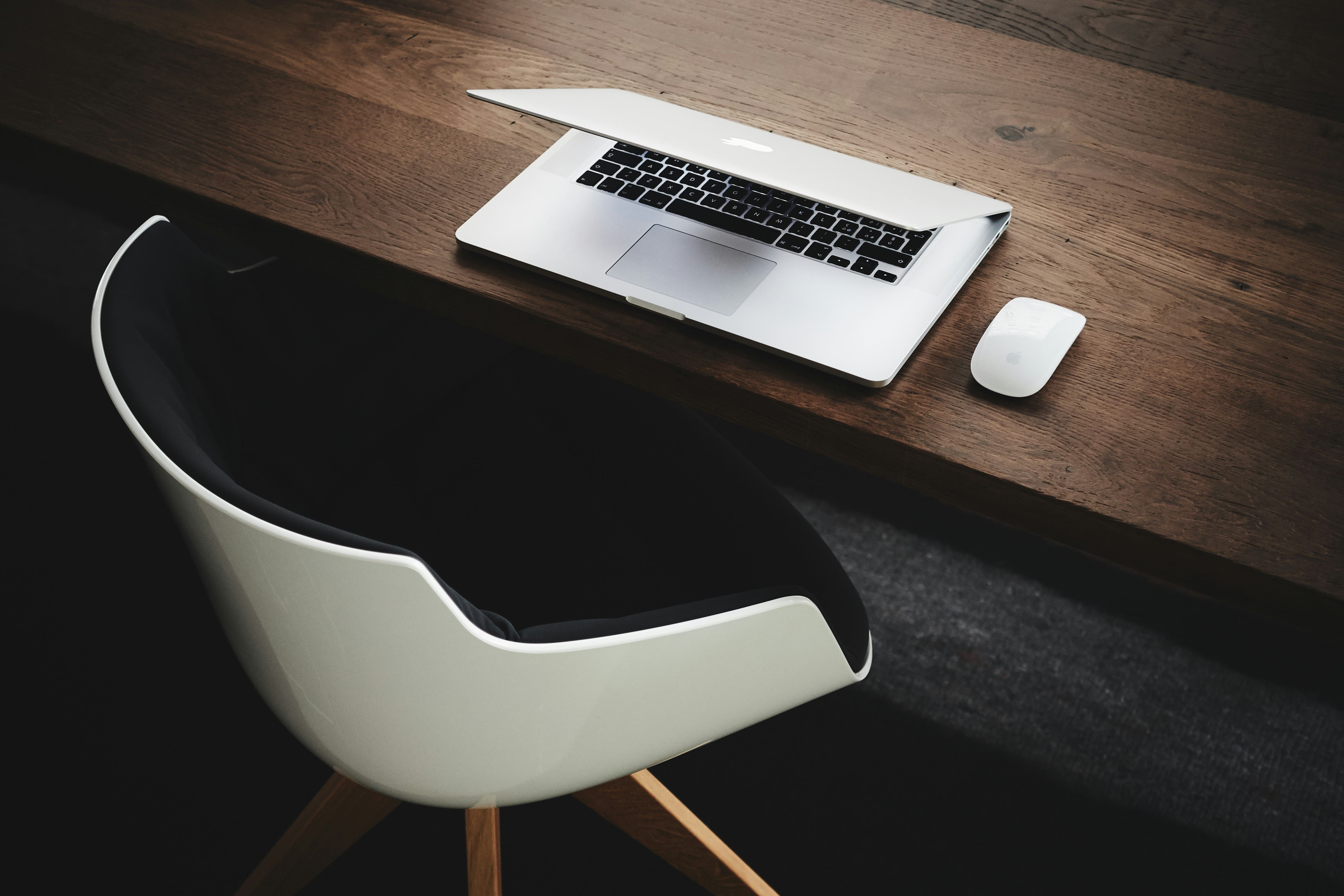 Arbeid mac. Foto: Luca Bravo, Unsplash.
