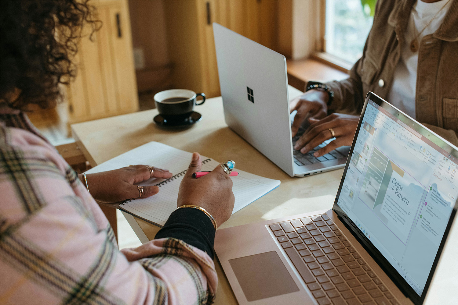 Pc jobb. Foto: Surface, Unsplash.